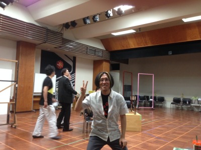 ちょっとアホみたいですが
稽古場に来ると嬉しくってしょうがありません。
(ブラックジャック立ち稽古場にて)